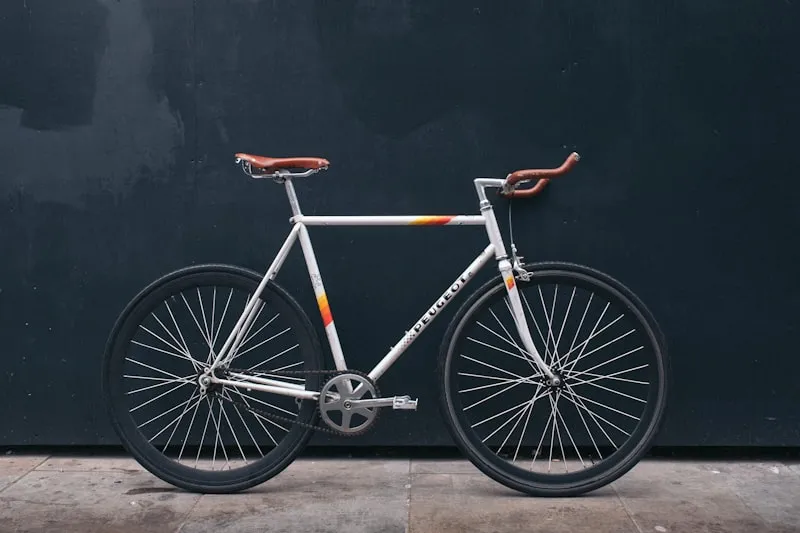 Accesorii esentiale bicicleta 2026 - Ghid complet