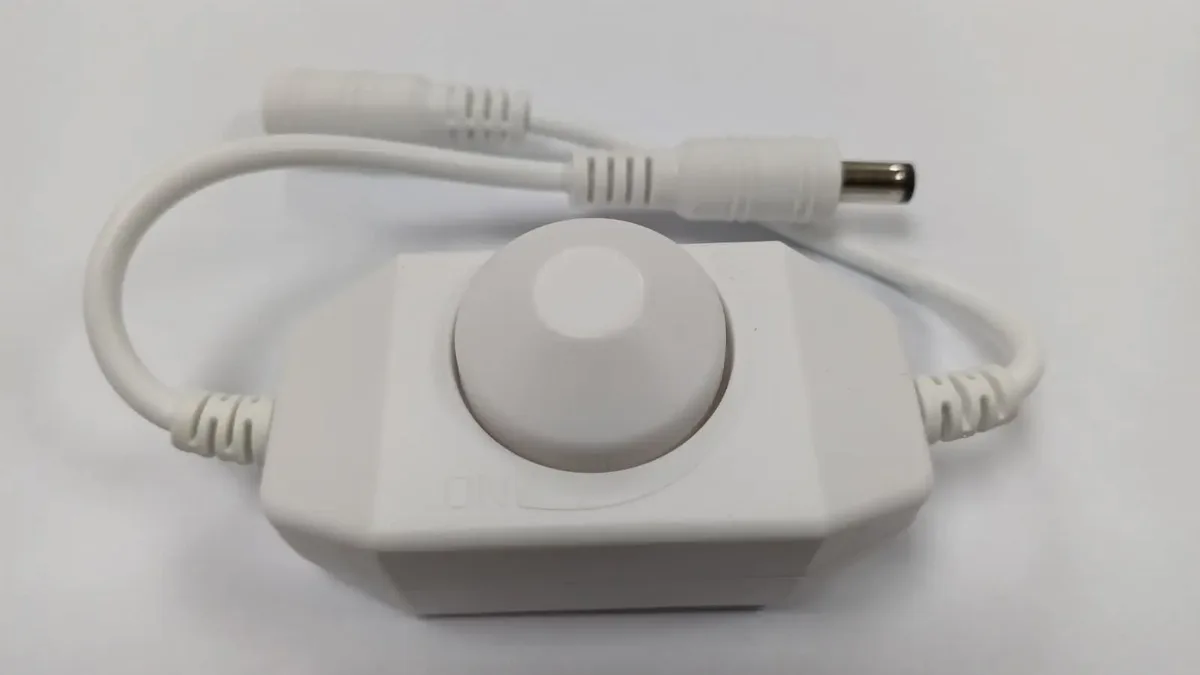 Variator dimmer de tensiune 12V /2A montaj pe fir cu mufa mama-tata 5.5x2.1 mm